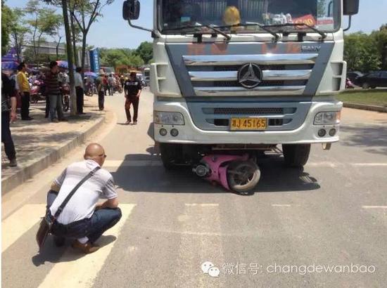 常德发生一起重大车祸 两名女子当场身亡