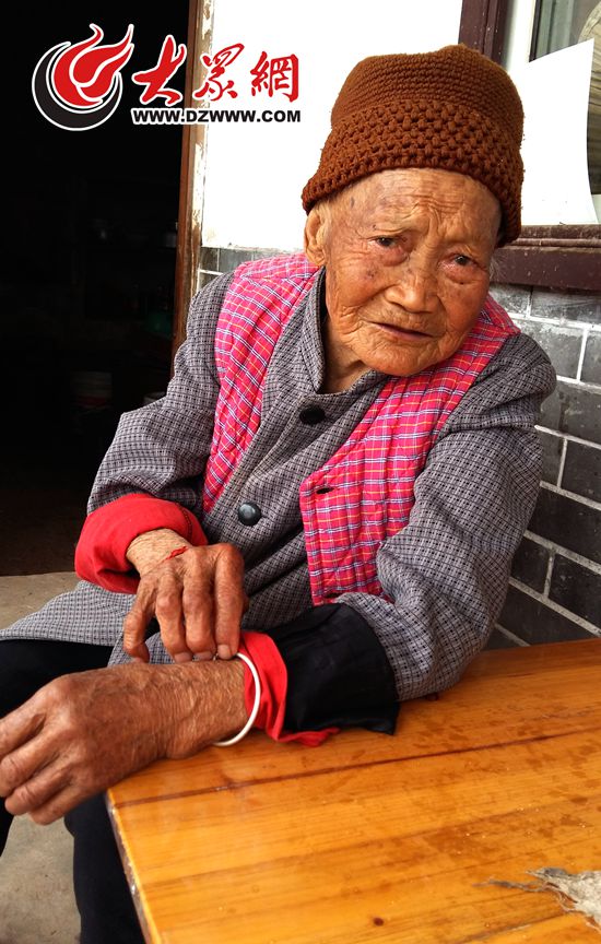 黄继光二嫂顾顺秀已是90岁高龄,经常到黄继光故居前为游人讲述当年送黄继光参军的故事。(成都商报记者 摄)