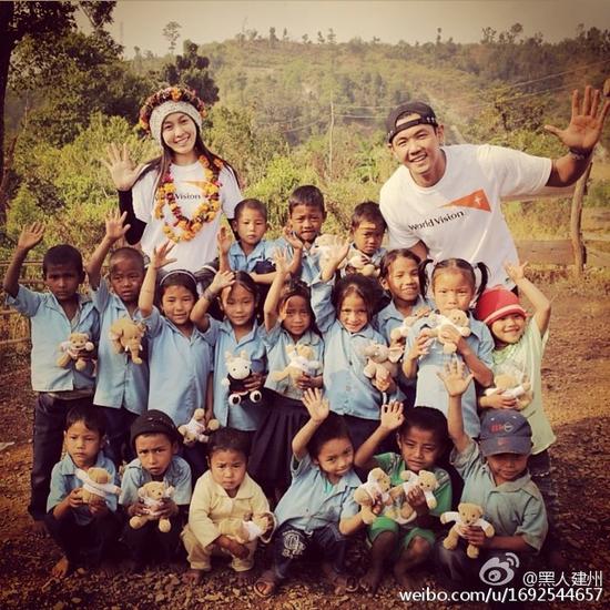 黑人范玮琪赴尼泊尔参加世界展望会时跟当地小朋友合影