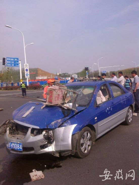 合肥高铁路出租车三轮车相撞 三轮车被撞飞散