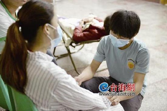 医院里，男朋友陪伴着小林