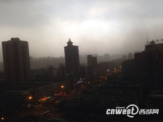 26日下午，陕西陕北大部、关中北部出现短时雷电天气。