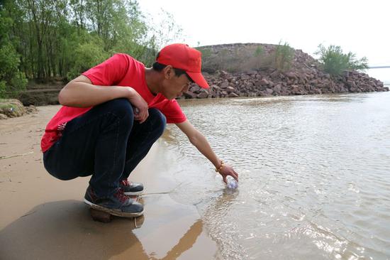 一名大学生灌装黄河水