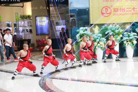 牧羊女帶領少林武僧為尼泊爾震區(qū)祈福