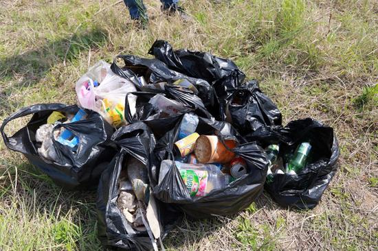 黄河边清理的部分垃圾并分类装袋