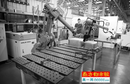 利迅达公司,两个机器人手臂正在合作打磨一个浴缸。