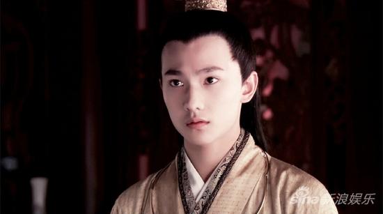 新版《红楼梦》里面杨洋饰演贾宝玉，十分青涩稚嫩，但灵气十足