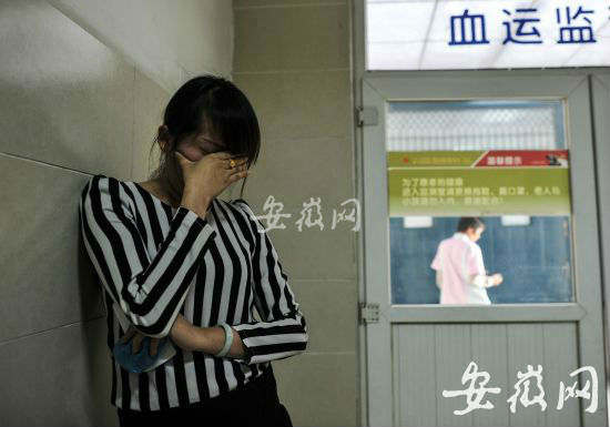 伤者妻子站在医院血运监测室门外哭泣