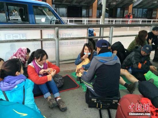 4月25日14时11分在尼泊尔(北纬28.2度,东经84.7度)发生8.1级地震,首都加德满都机场因地震暂时关闭,部分中国游客在机场滞留等待回国。中国驻尼泊尔大使馆人员正在现场安抚。中新社发 李滟竹 摄