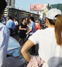 ▲两妇女在凤翔东路丁村路口公交车站旁骂架