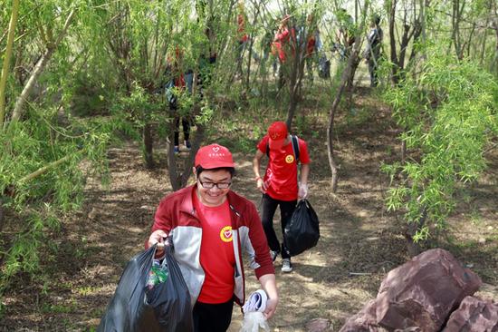 大学生志愿者在黄河边开展环保公益活动