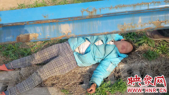 妻子与丈夫争吵后离家出走 躺在高速路上寻短