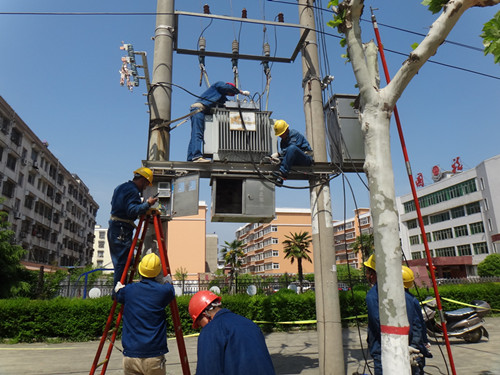 淮滨县供电公司:改造配网迎夏峰