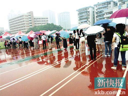 昨天,高校毕业生到农村从教专场供需见面会在华南师范大学举办,3500名毕业生冒雨前来应聘。王娟/摄