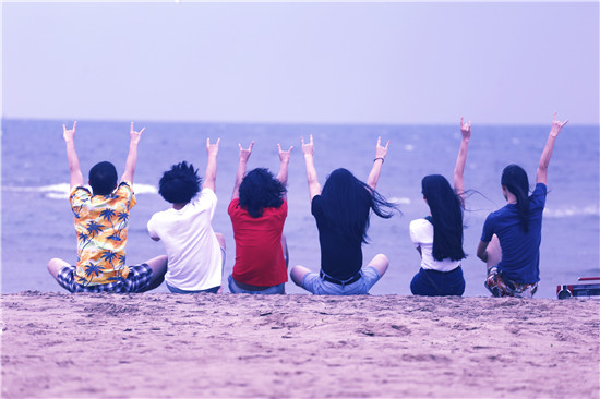 摇滚歌手展青春活力