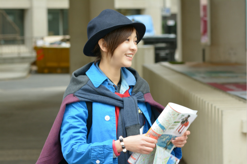 元气少女陈意涵高空倒立胆战心惊 无公害笑容成《花少》充电器