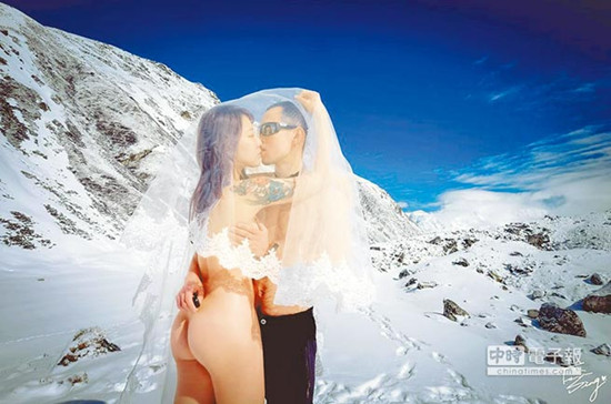 雪地拍婚纱_雪地婚纱(3)