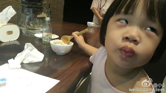 小妮子翻白眼绝对得小S真传