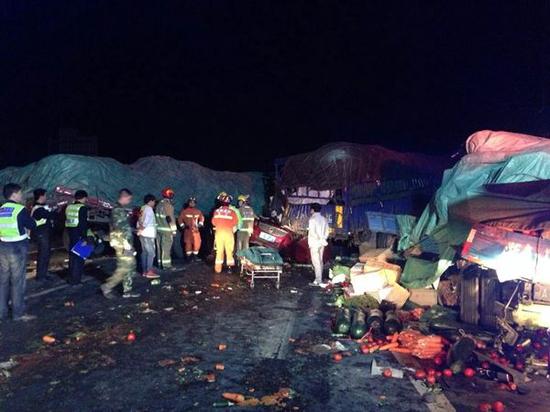 杭金衢高速衢州段昨夜四车相撞 1人死亡3人被