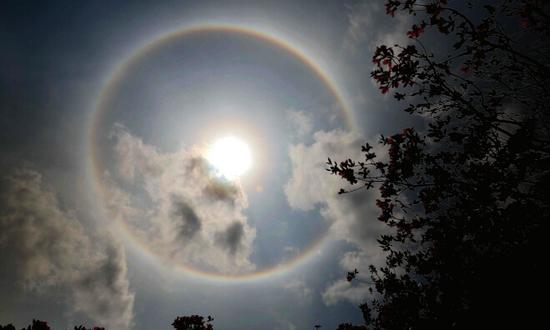 贵州:丹寨天空现"日晕" 持续近半小时