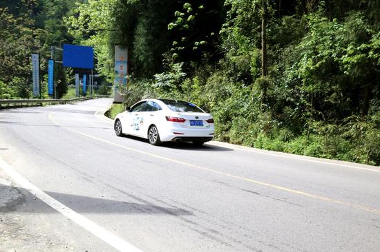 峨眉山七里坪试驾一汽奔腾B70
