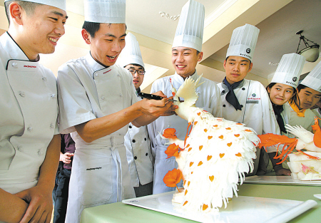 宁波一所技师学院举行技能达标赛 白萝卜雕刻