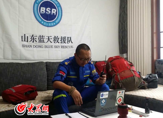 收拾完了装备，王骁宙调试起对讲机，并在网上联系其他救援队员。