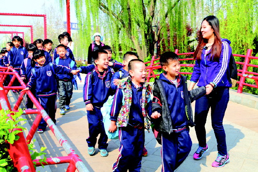 4月中旬,济南泉城公园迎来大批前来春游踏青的学生。图为山师附小一年级学生在老师引导下在园区踏  青。