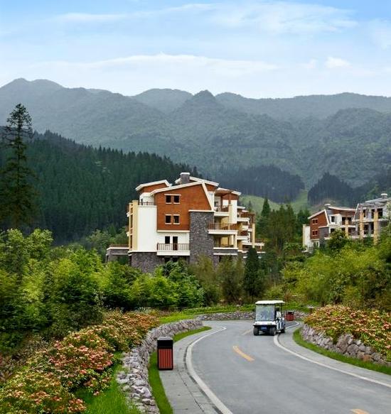 峨眉山七里坪试驾一汽奔腾B70