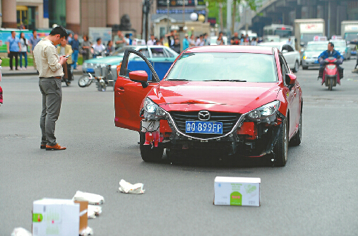 ◎肇事者开鲁Q牌照轿车 已被刑拘肇事车辆与事发现场