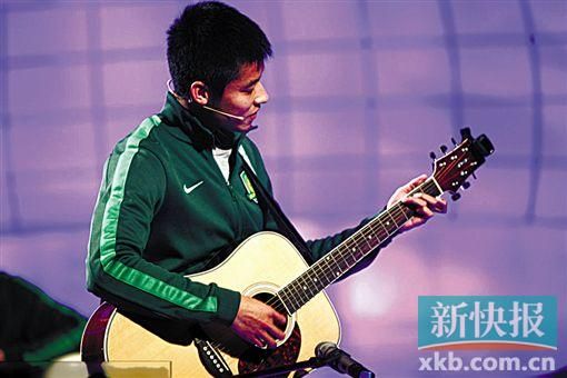 陈志钊在北京台的节目中展露吉他天赋
