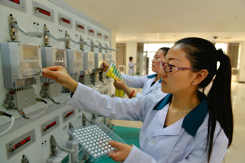 圖為4月27日，該公司計量檢定人員正在對智能電表安裝表封和粘貼合格證。