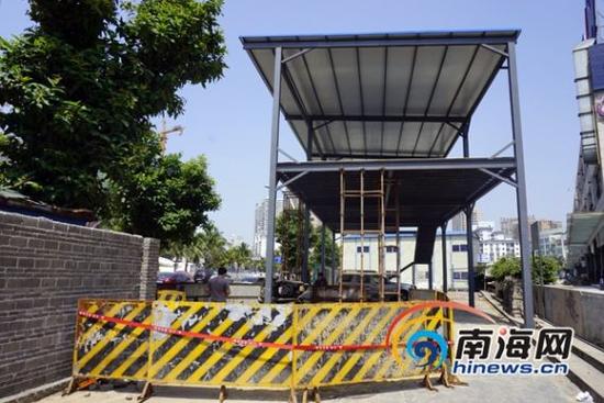 海南骏豪房地产开发有限公司在上邦百汇城门口修建工程项目临时指挥部，施工工人用风镐施工时将埋在地下的电缆损坏，造成了上百万元的损失，给国贸片区居民商户的供电稳定带来严重影响。