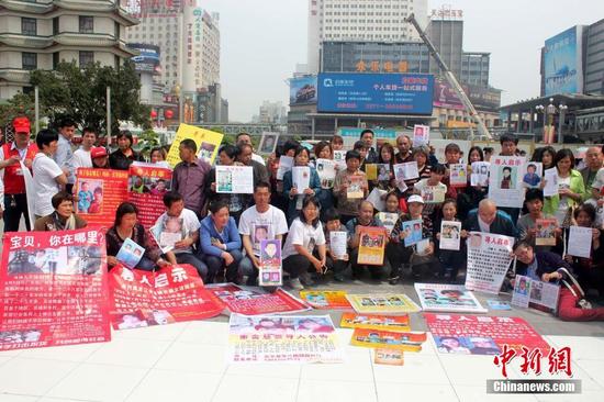 200余名家長鄭州集體尋子