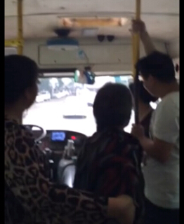 公交車臨時(shí)改線 大媽掄包砸司機(jī)