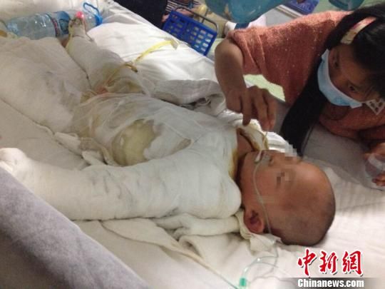 妈妈林凤在病床前细心照顾着荧荧。 林丽君 摄