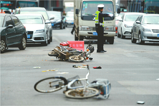 27日，共青团路顺河东街路口，车祸现场一片狼藉。 记者王锋 摄