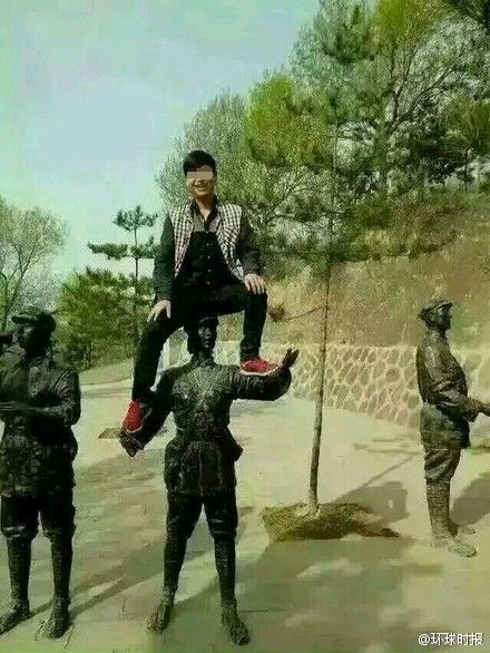 2015年，吴起男子坐女红军雕像头顶。