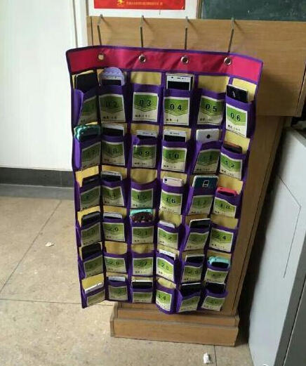 武汉高校上课设专袋收手机 袋子空着则记旷课