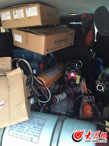 图为王骁宙今天在济南购买的部分救援设备。蓝天救援队员的救援装备、补给，都是队员自费购买。