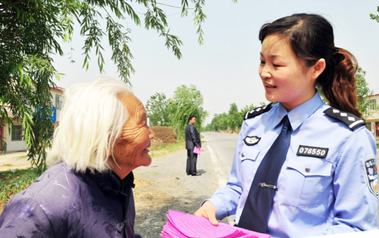 民警在大走訪中接受群眾法律援助