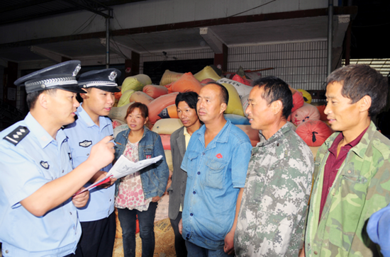 民警在大走訪向群眾宣傳防騙常識