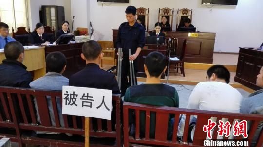 圖為被告人辨認(rèn)作案工具。　樂(lè)華方　攝