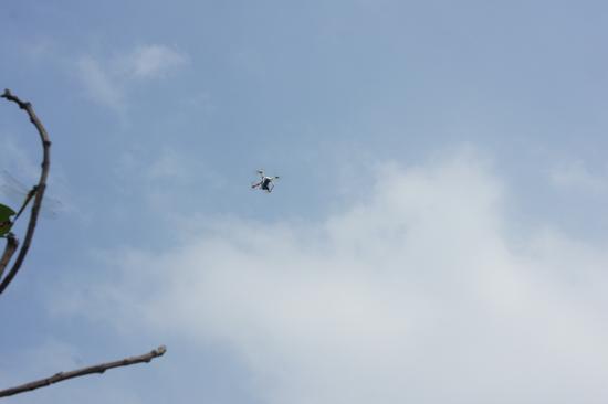 无人机升入高空
