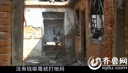 房子被儿子烧毁后，车满华现在住在借来的房子里（视频截图）