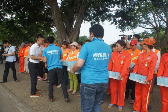 爱心企业 五一 劳动节前慰问环卫工人
