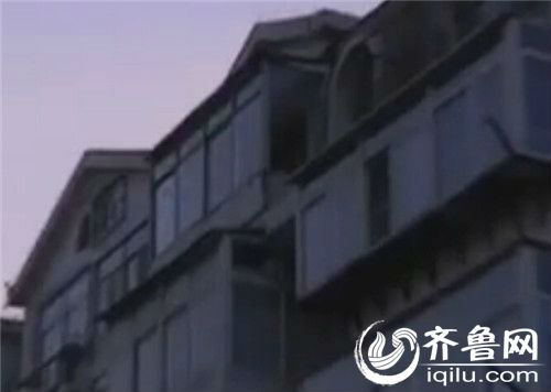 男子家住五楼，疑似酒后爬窗坠楼身亡。（视频截图）
