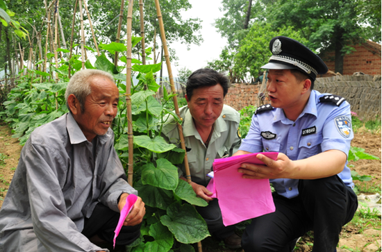 民警在走访群众模排命案逃犯潜址