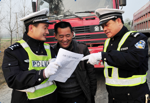 正陽交警在向司乘人員講解交通法規(guī)