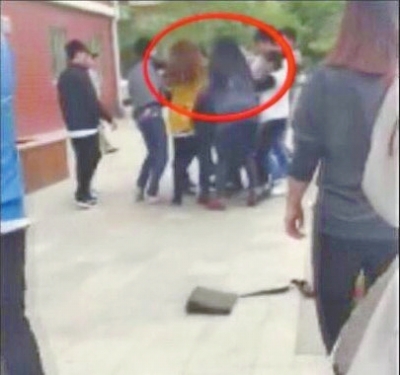 鄭州4名女教師圍毆男學(xué)生